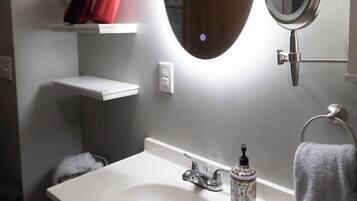 Douche, sĂšche-cheveux, serviettes fournies, savon