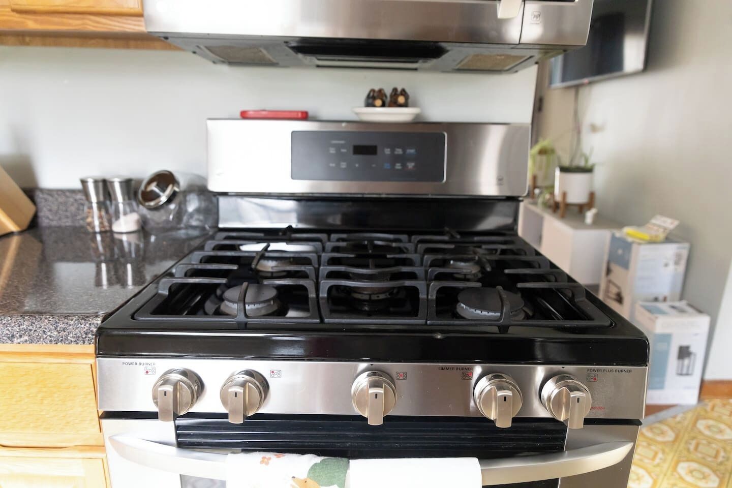 冷蔵庫、電子レンジ、オーブン、コンロ