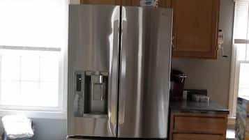 Geladeira, micro-ondas, fogão, cooktop