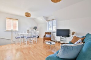 Comfort House | Living room | Flat-screen TV - 2 Bed House Near Beach with Free Parking (Barry)