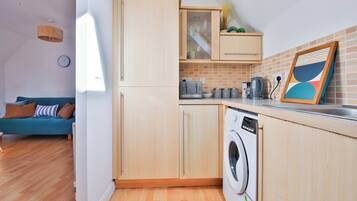 Comfort House | Private kitchen | Electric kettle, toaster