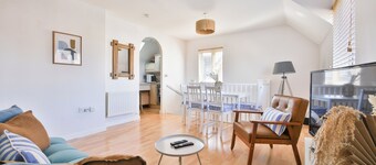 2 Bed House Near Beach with Free Parking