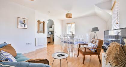 2 Bed House Near Beach with Free Parking