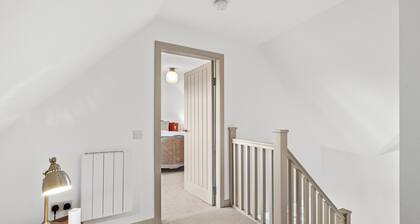 Luxury 3 Bedroom Cottage with Garden, Private Courtyard, in the heart of Killin.