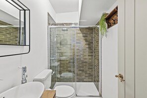 Bruser, hårtørrer, håndklæder, Sæbe