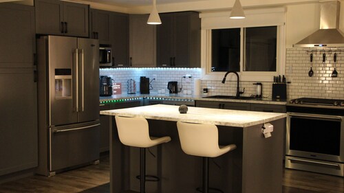 Luxury home w/ gym, theatre, Xbox, 75in 4k TV, EV charger, Alexa and more