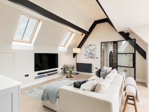 TV, books - Modern 1 Bed with Roof Terrace, Central Warwick - Pass the Keys (Warwick)