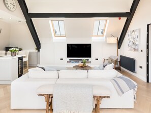 TV, books - Modern 1 Bed with Roof Terrace, Central Warwick - Pass the Keys (Warwick)