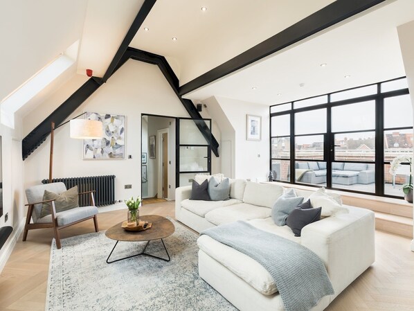 TV, books - Modern 1 Bed with Roof Terrace, Central Warwick - Pass the Keys (Warwick)