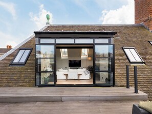 Exterior detail - Modern 1 Bed with Roof Terrace, Central Warwick - Pass the Keys (Warwick)