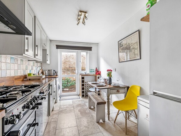 Kühlschrank, Mikrowelle, Ofen, Geschirrspüler