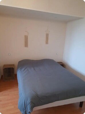 4 bedrooms, iron/ironing board, bed sheets