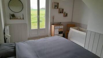 4 bedrooms, iron/ironing board, bed sheets