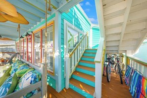 Terrace/patio - 3-bedroom cottage in awesome Panama City Beach with WiFi, AC (Panama City Beach)