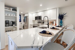 Fridge, microwave, oven, stovetop - MyStay at 34 Ocean Club - Beachside Comfort | Pool, Grill & S. Forest Beach! (Hilton Head Island)