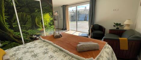 Apartemen Bisnis, 1 Tempat Tidur Queen, dapur kecil, lantai dasar | Seprai premium, bantalan ekstra lembut, dan Wi-Fi gratis