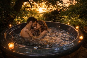 Outdoor spa tub - RELAI DU CHATEAU DE LA TOURLANDRY (Chemillé-en-Anjou)