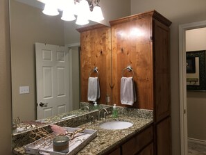 Douche, sèche-cheveux, serviettes fournies, savon