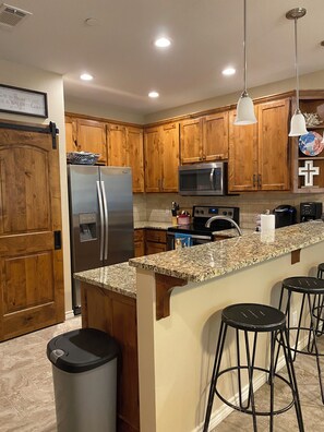 Frigorífico, microondas, horno y placa de cocina