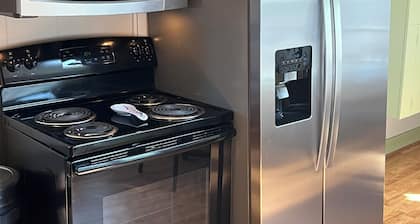 Charming 2-bedroom bungalow with WiFi, AC in delightful Milton