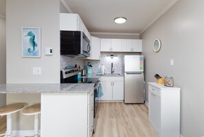 Kjøleskap, mikrobølgeovn, ovn og kokeplater