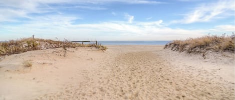 Sur la plage, chaise longue, serviettes de plage