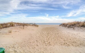 Accommodatie ligt op het strand, ligstoelen, strandlakens