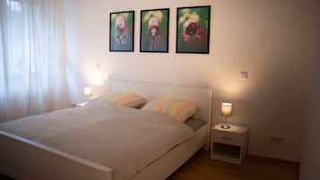 1 Schlafzimmer, Schreibtisch, Bügeleisen/Bügelbrett, Reisekinderbett