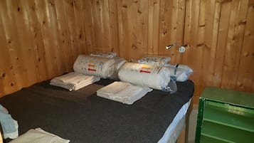 1 bedroom, bed sheets