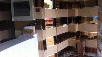 Uma cozinha com armários embutidos e um micro-ondas.