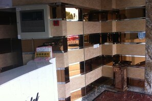 Une cuisine dotée de meubles de rangement intégrés et d’un four à micro-ondes.