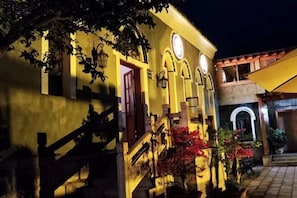 A building with a staircase, a door, and a balcony. - Suiyuan Yododo Inn (Guiyang)