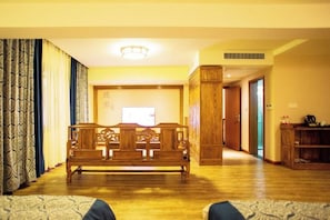 A room with a wooden bench, a patterned curtain, and a wooden cabinet. - Suiyuan Yododo Inn (Guiyang)