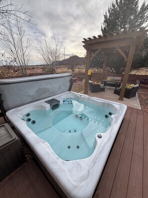 Outdoor spa tub - Gunsmoke Hideout (Kanab)