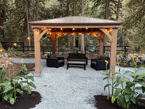 Property grounds - Cozy Creekside Cottage (Hope)