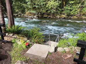 Property grounds - Cozy Creekside Cottage (Hope)