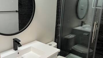 Ducha, secador de pelo, toallas, jabón