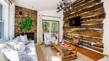 Smart TV, fireplace