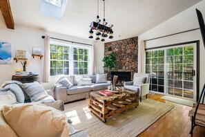 Smart TV, fireplace, ping pong, books - Spacious Getaway: Nature, HotTub, GameRoom & Dogs (Mount Jackson)