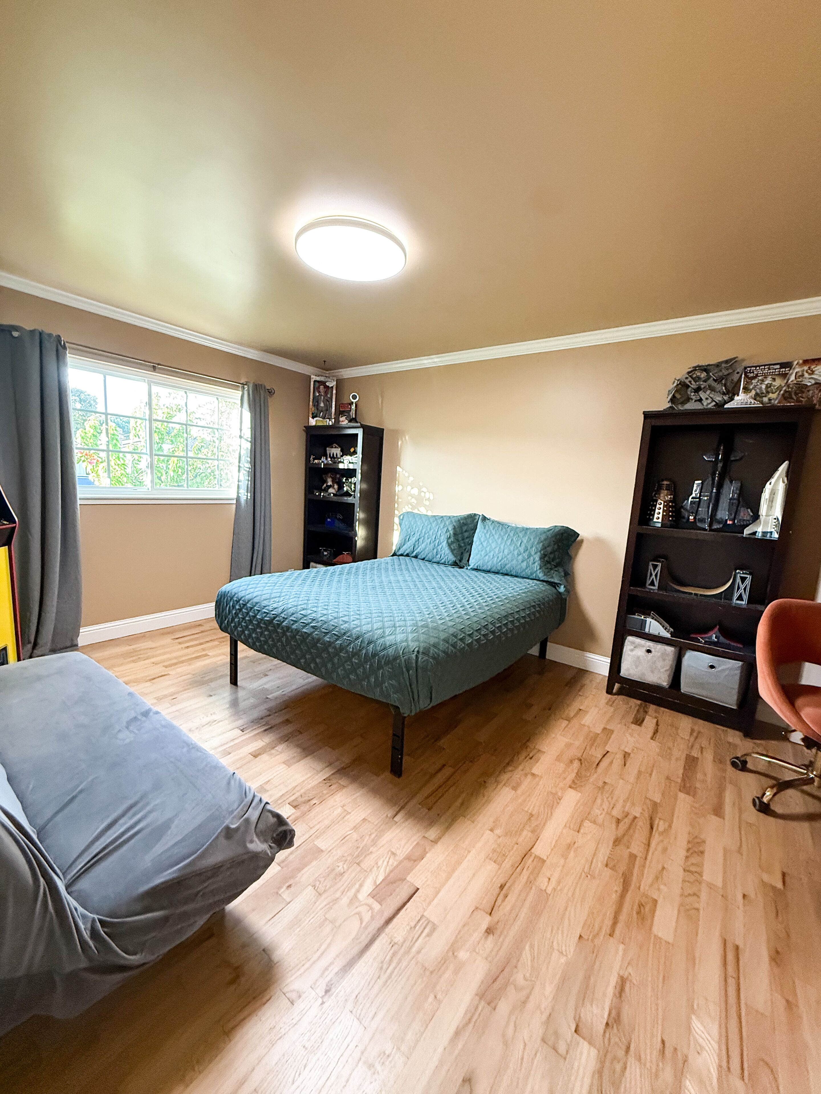 4 bedrooms, desk, iron/ironing board, travel crib