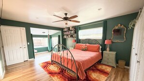 4 bedrooms, desk, iron/ironing board, travel crib - Family Friendly Farmhouse (Salinas)