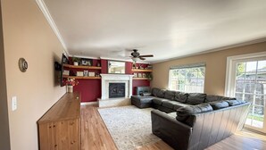 Smart TV, fireplace, DVD player, books - Family Friendly Farmhouse (Salinas)