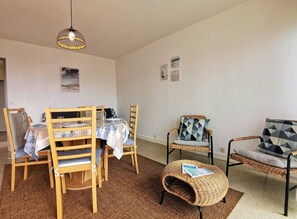 Dining - Carnac plage, comfortable T2 with terrace and parking 3mn from Grande-Plage (Carnac)