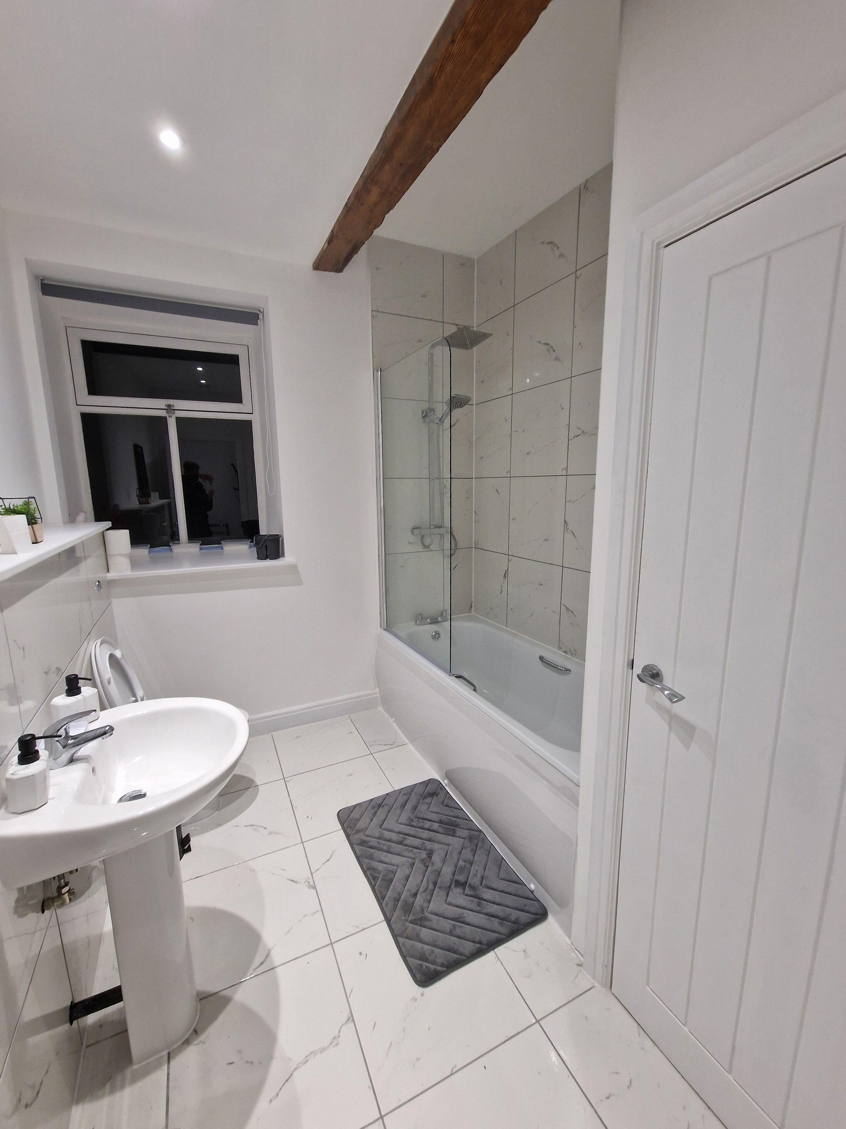 Sèche-cheveux, serviettes fournies, savon, papier toilette