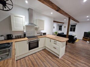 Jääkaappi, mikroaaltouuni, uuni, liesi