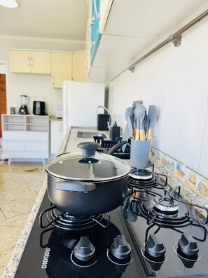 Fridge, microwave, stovetop, coffee/tea maker - Spacious Apartment 2 minutes from Praia do Forte, Cabo Frio (Vila Nova Cabo Frio)