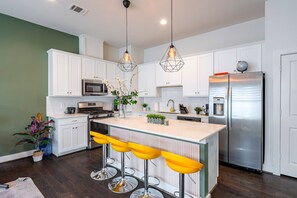 Fridge, microwave, oven, stovetop - Home away from home- Rodeo, NRG, MD Anderson, Universities are minutes a way (Houston)