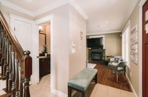 Smart TV, fireplace