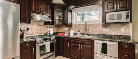 Réfrigérateur, micro-ondes, four, plaque de cuisson