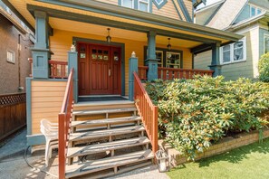 Exterior detail - Vancouver - Beautiful and Bright 3bdrm Home (Vancouver)